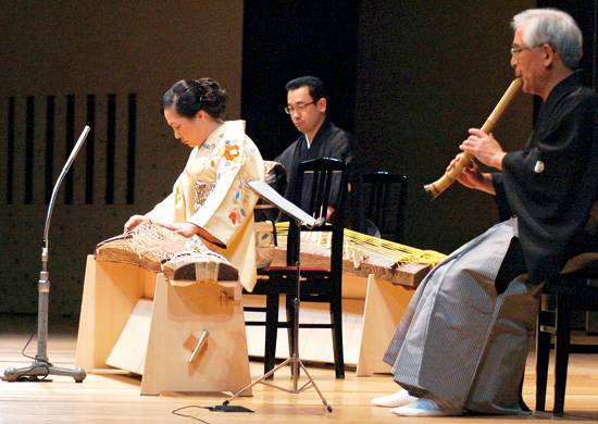 箏曲「月の灯りの下で」　八田忠恵（左）