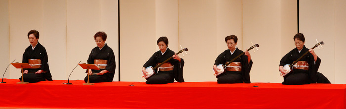 長唄「梅の栄」　杵屋弥三辰（中央）