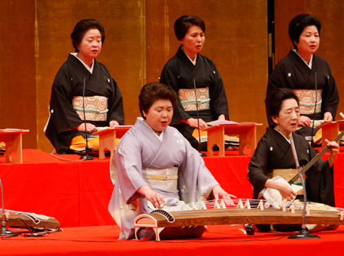 箏曲「鶴寿千歳」　田中杉芙勢（前列左）