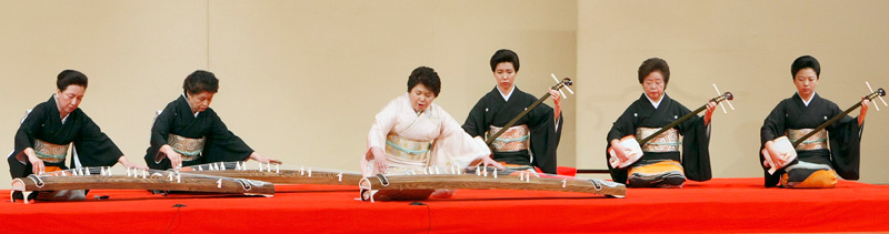 箏曲「鐘が岬」　田中杉芙勢（左から3人目）